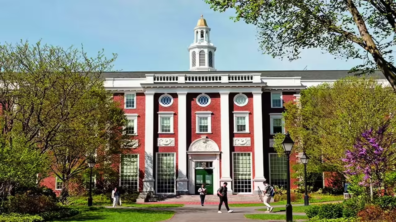 Harvard University Advises International Students to Avoid Boston Logan Airport Amid Heightened Scrutiny